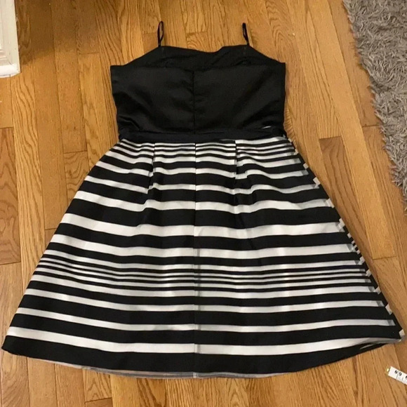 LE CHATEAU DRESS - Picture 5 of 5